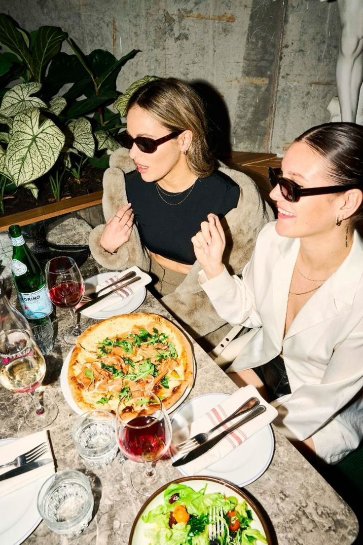 Gościnie przy stole z pizzą i winem