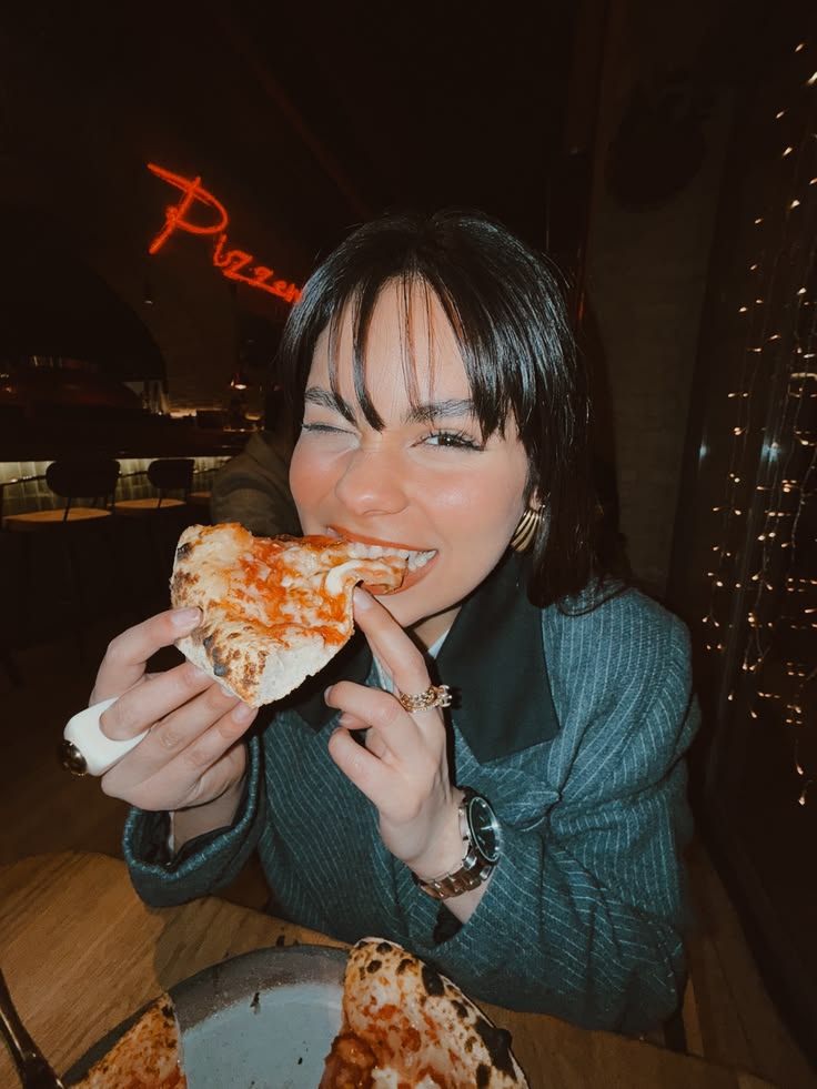 Gościni jedząca pizzę w restauracji
