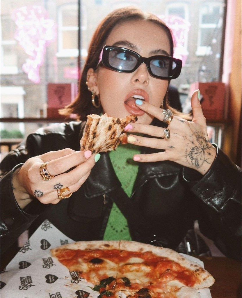Kolorowy kadr z pizzą i gościnią lokalu